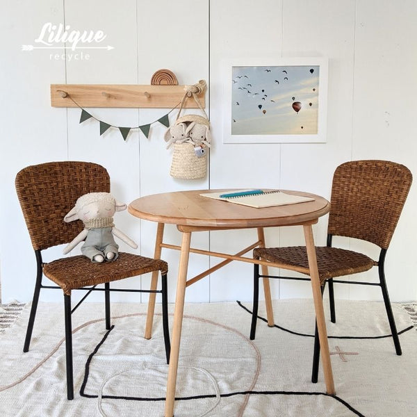 Table d'activité pour enfant avec quatre chaises en osier