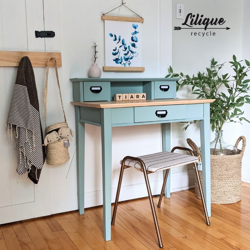 Pupitre d'écolier en bois en couleur bleu clair